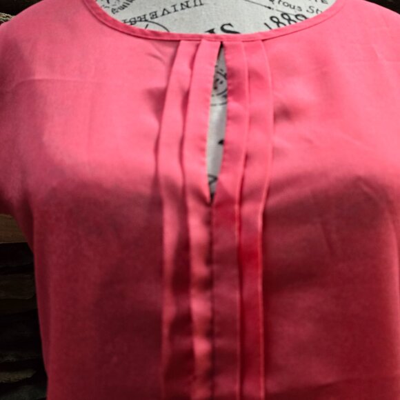 Size Small - The Limited Petite Cap Sleeve Tank Top - Picture 2 of 7